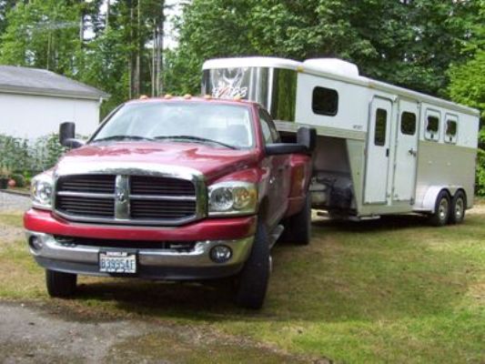 Living quarters horsetrailer, holds 3 horses, for camping.