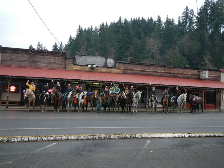 11/30/13 Turkey Trot riders line up in front of Wilkeson Tavern.